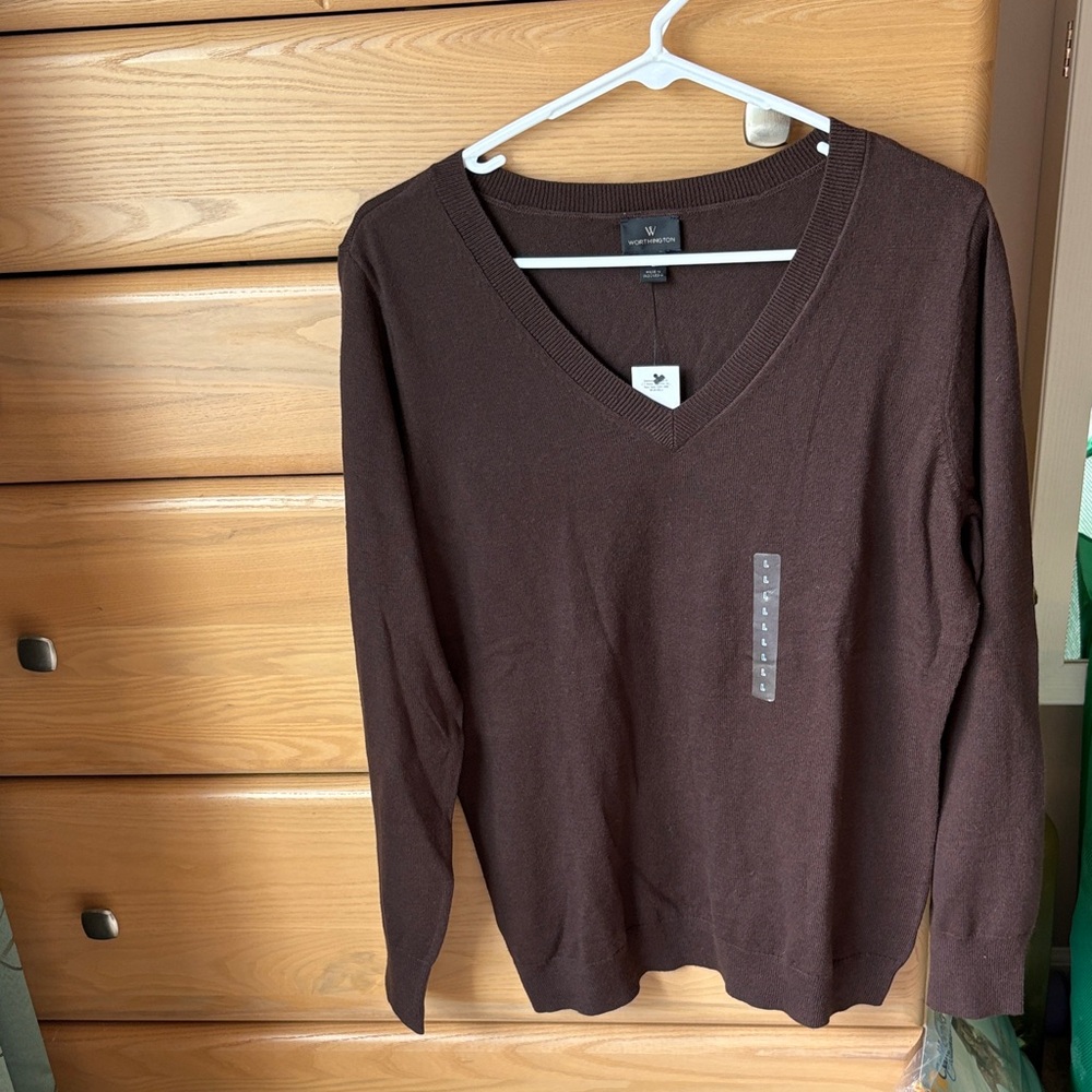 NWT Worthington Women’s Dark Brown Large V-Neck Lightweight Sweater